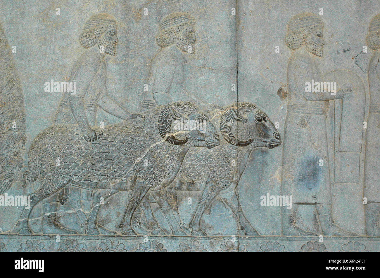 Schiavi e soldati che portano doni per il persiano Imperatore nel Palazzo Xerxes PERSEPOLIS Iran Foto Stock