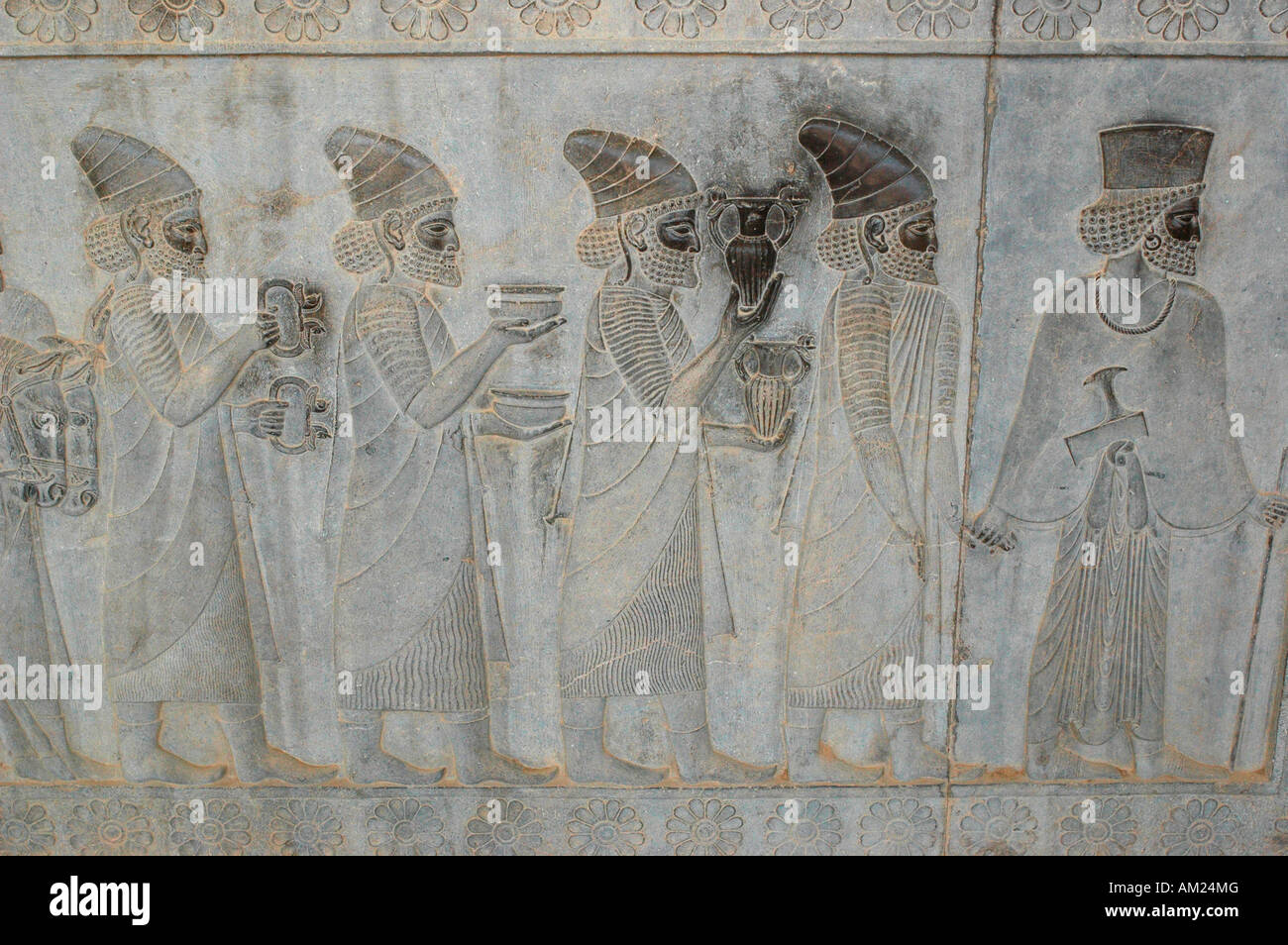 Schiavi e soldati che portano doni per il persiano Imperatore nel Palazzo Xerxes PERSEPOLIS Iran Foto Stock