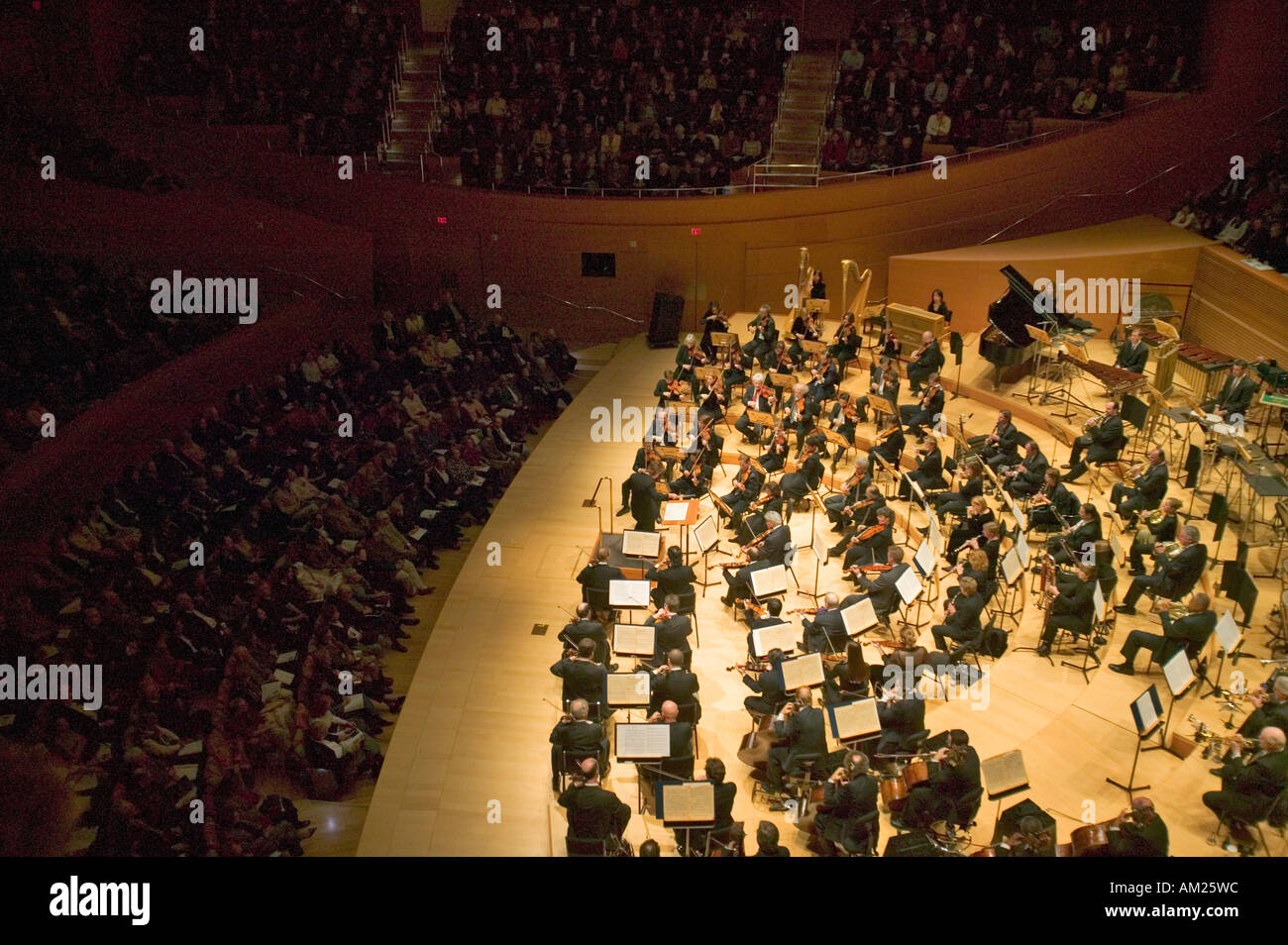 Il Los Angeles Philharmonic Orchestra presso il nuovo Disney Concert Hall progettato da Frank Gehry Foto Stock