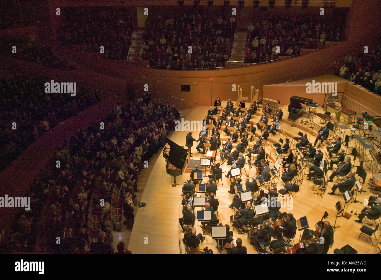 Il Los Angeles Philharmonic Orchestra presso il nuovo Disney Concert Hall progettato da Frank Gehry Foto Stock