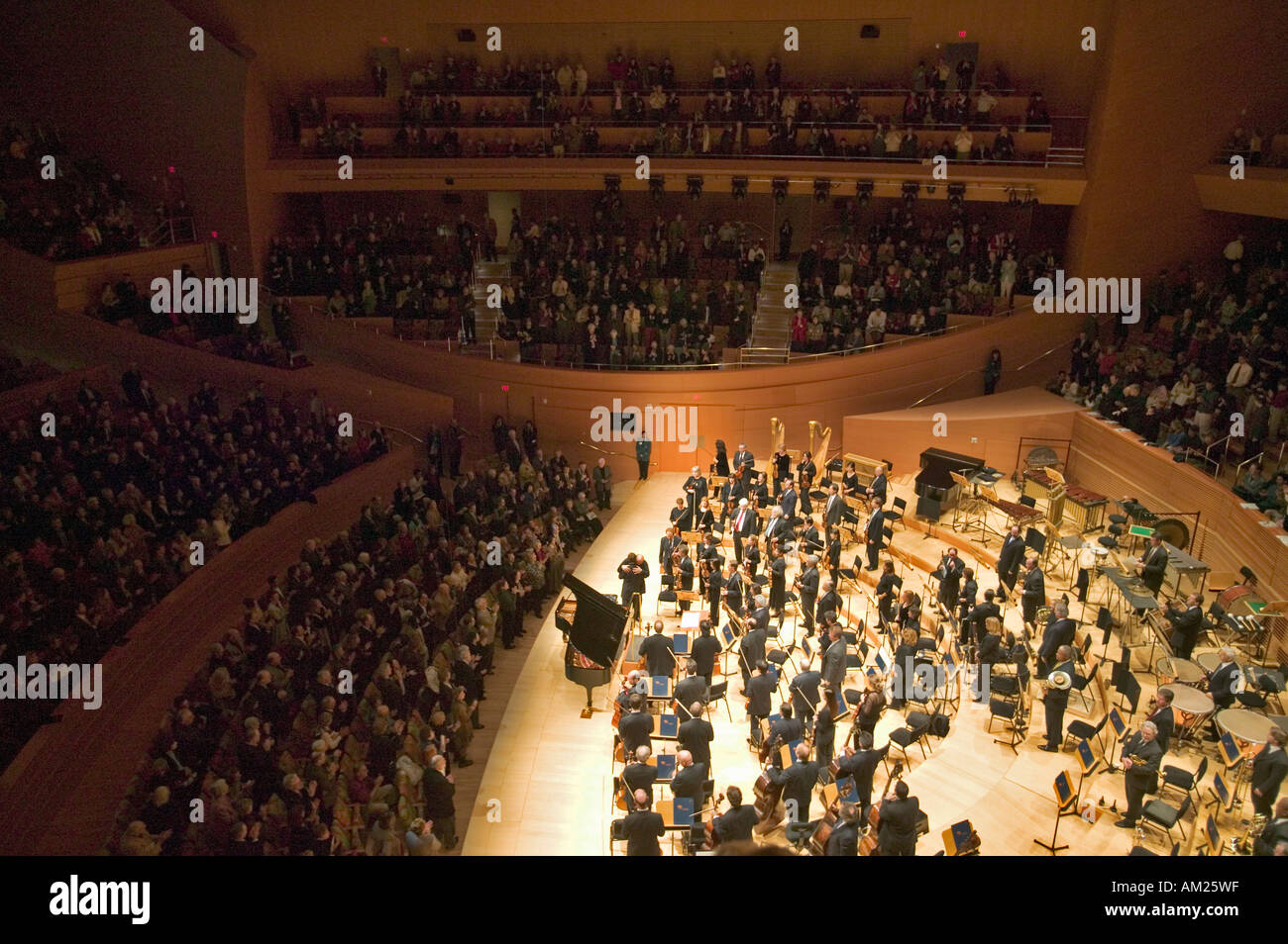 Il Los Angeles Philharmonic Orchestra presso il nuovo Disney Concert Hall progettato da Frank Gehry Foto Stock