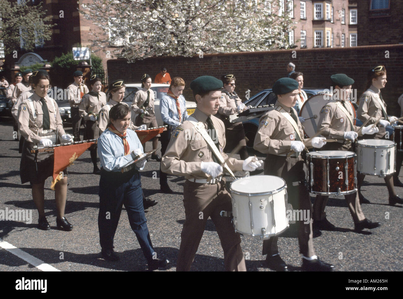 Una marching band composta da ragazza guide e scout rangers in uniforme Foto Stock