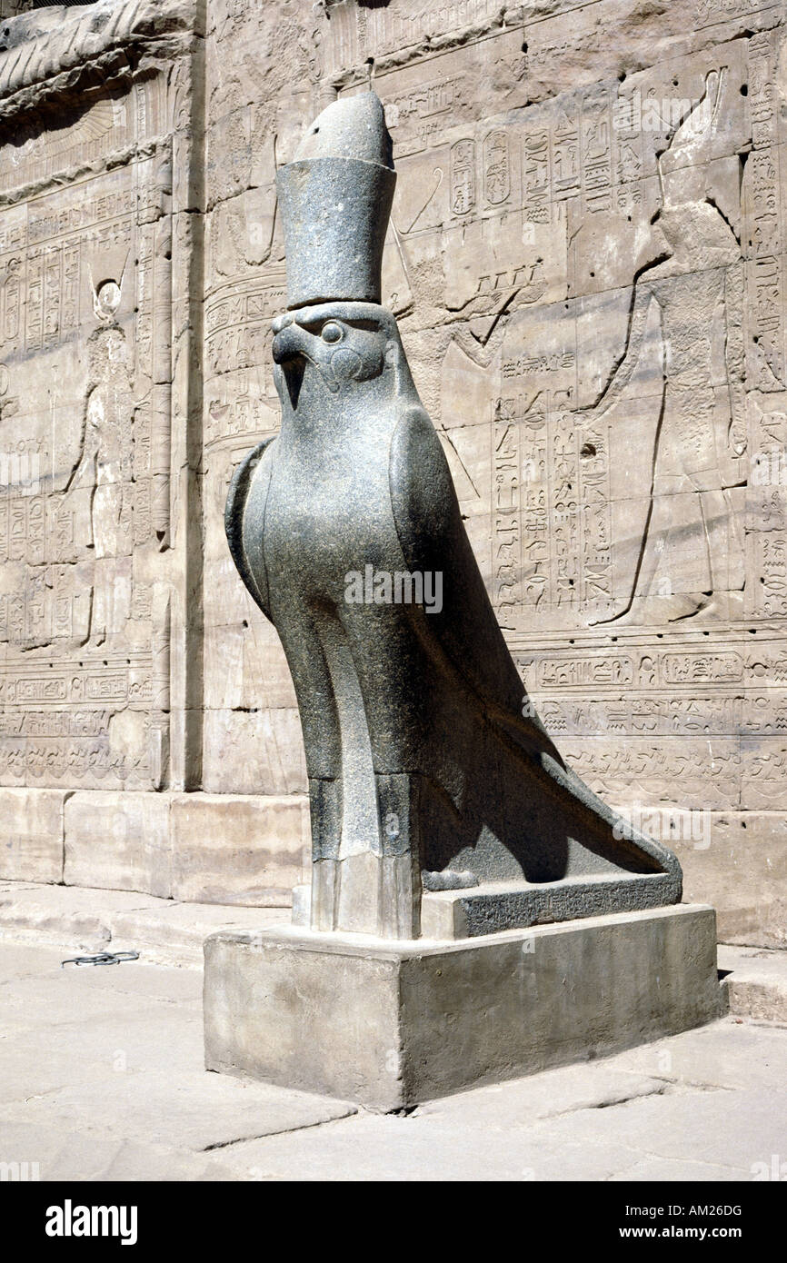 Geografia / viaggi, Egitto, Edfu (Behedet), il Tempio di Horus (Hor), trentesima dinastia, vista esterna, statua del falcon all'ingresso del tempio, costruito: 257-237 A.C. Additional-Rights-Clearance-Info-Not-Available Foto Stock