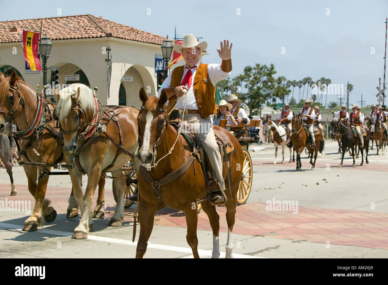 Lo spagnolo cowboy a cavallo durante il giorno di apertura parade down Street Santa Barbara CA vecchi giorni spagnolo Fiesta 3 Agosto 7 2007 Foto Stock