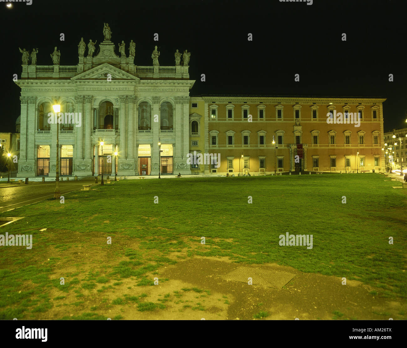Geografia / viaggi, Italia, Roma, chiese Basilica di San Giovanni in Laterano, costruito: 313 - 314 d.c. la conversione: XVI - XVIII secolo, facciata barocca di Alessandro Galilei, 1735, Palazzo Lateranense (a destra), vista esterna, Vista notte, Additional-Rights-Clearance-Info-Not-Available Foto Stock