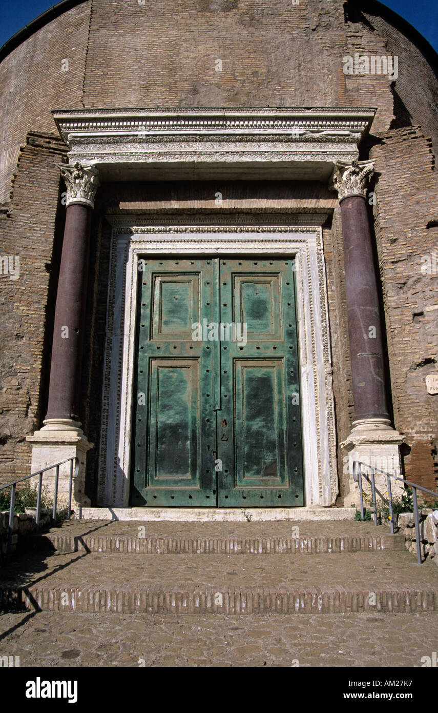 Tempio di Romolo, il Forum, Roma, Italia. Le porte di bronzo Foto Stock