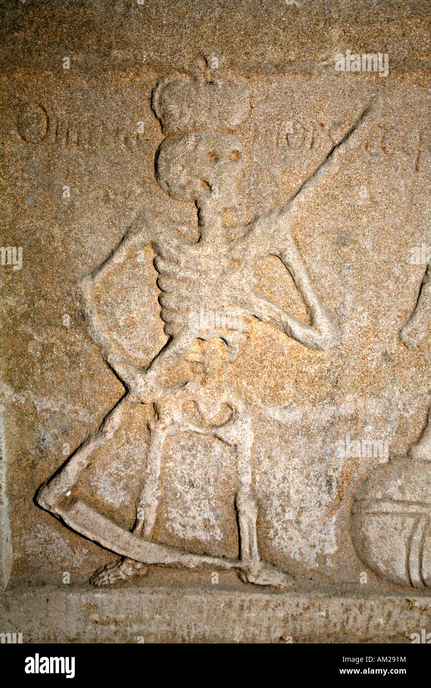 Grim Reaper, signore della morte, sulla lapide nella cripta della Cappella di Rosslyn Roslin Scotland Regno Unito Foto Stock