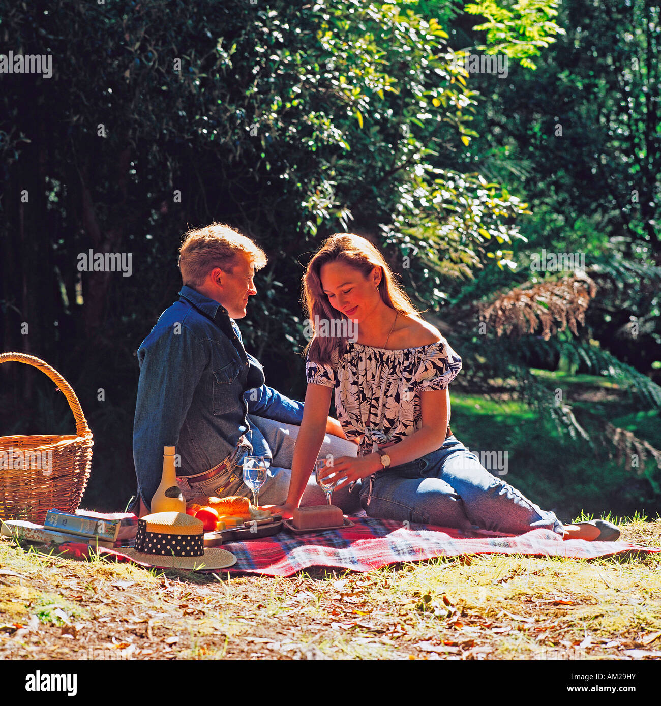 Coppia giovane rilassante picnic nel parco. Foto Stock