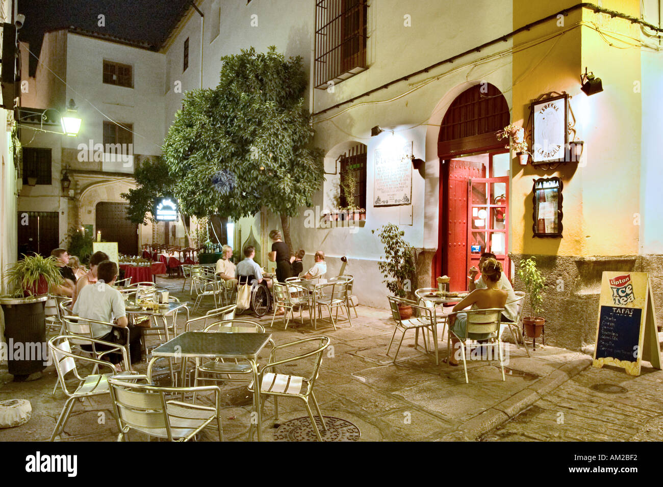 Ristorante Locale notturno in la Juderia District, Cordoba, Andalusia, Spagna Foto Stock