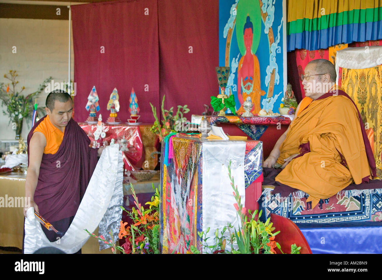 HH Penor Rinpoce con Umzeh utilizzando l'incenso per purificare durante Amitabha Empowerment a monte di meditazione in Ojai CA Foto Stock