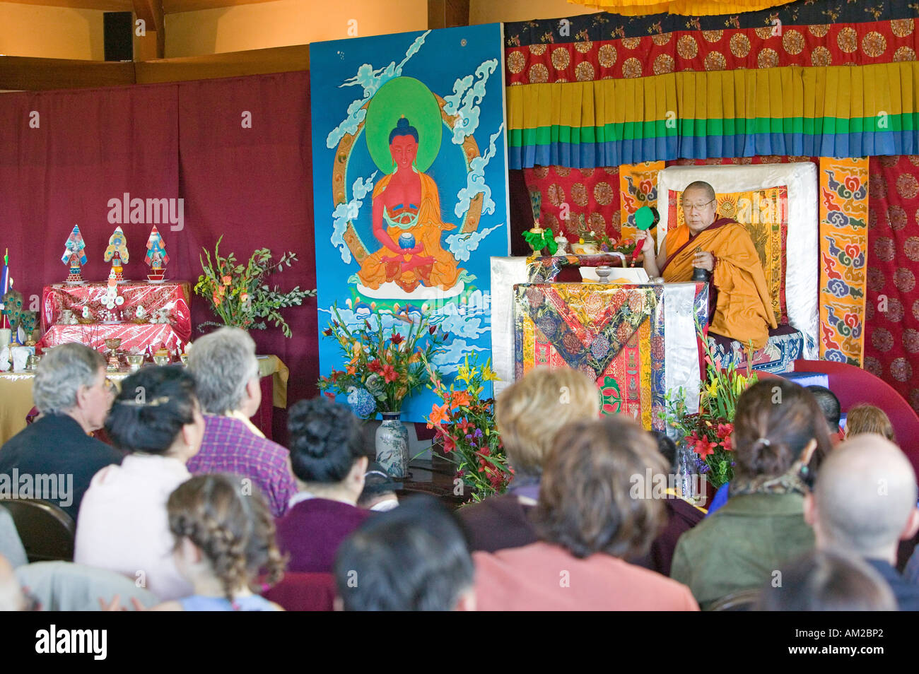 HH Penor Rinpoce nato tibetano capo supremo del Buddismo Nyingmapa presiede Amitabha Empowerment in meditazione nel montaggio Foto Stock