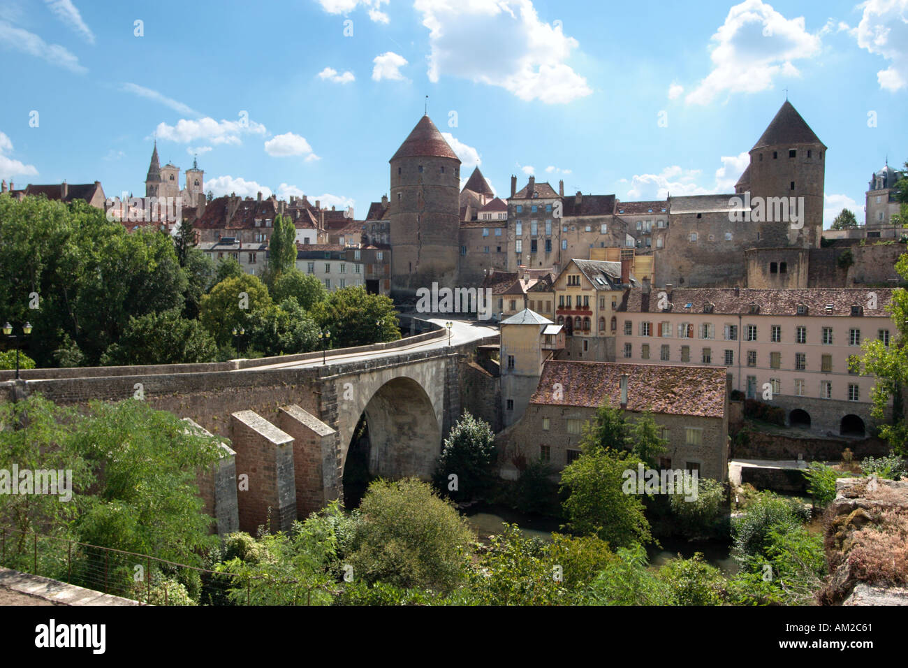 Il fiume Armançon e lo storico delle torri medievali del castello vecchio, Semur-en-Auxois, Borgogna, Francia Foto Stock