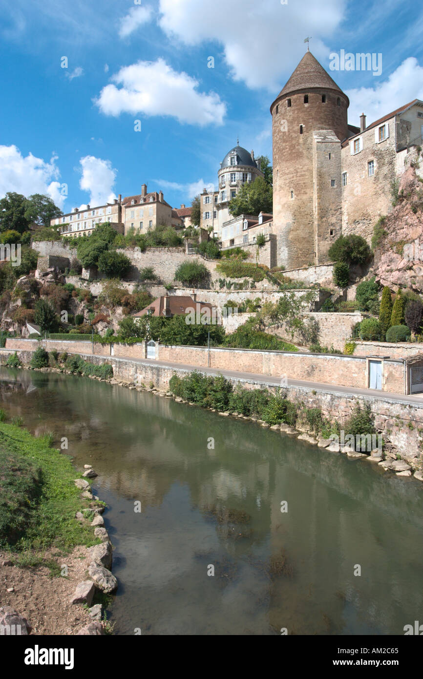 Il fiume Armançon e uno degli storici torri medievali del vecchio castello, Semur-en-Auxois, Borgogna, Francia Foto Stock