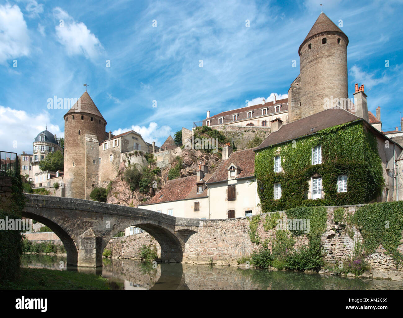 Il fiume Armançon e lo storico delle torri medievali del castello vecchio, Semur-en-Auxois, Borgogna, Francia Foto Stock