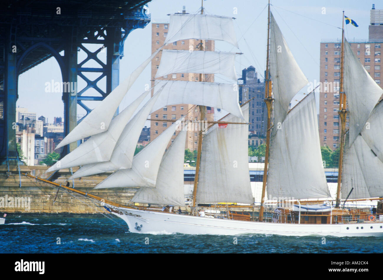 La classe B Tall navi a vela da Wall Street Manhattan per il ponte di Brooklyn a New York Foto Stock