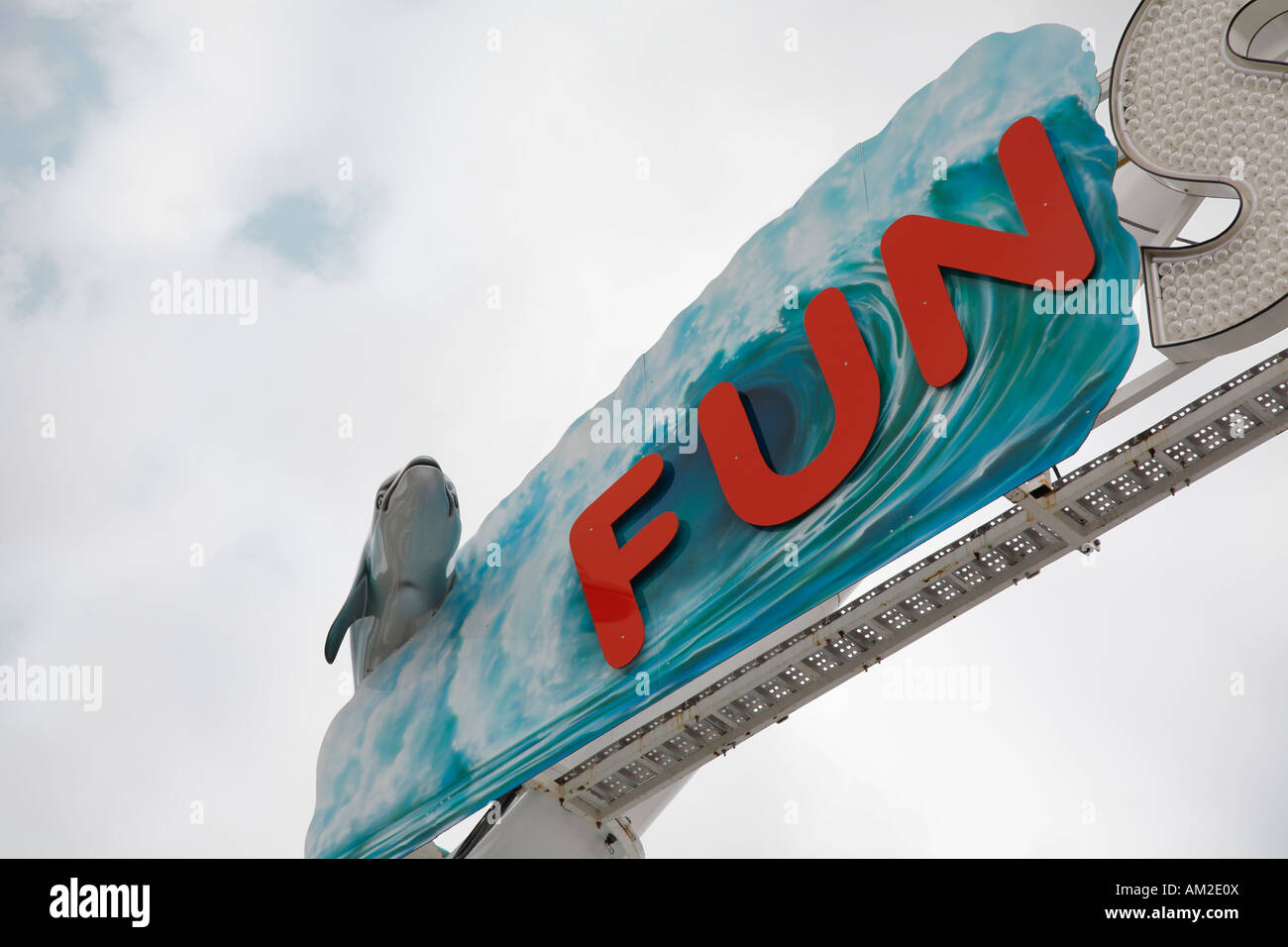 La scrittura di divertimento e delfino - segno a Oktoberfest a Monaco di Baviera, Germania Foto Stock