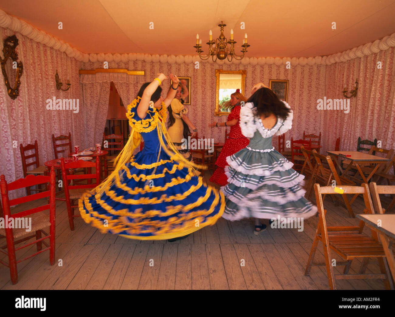 Spagna Andalusia Siviglia fiera di aprile o la Feria de abril de Sevilla quattro ragazze Flamenco Dancing in camera di caseta marquee tenda Foto Stock
