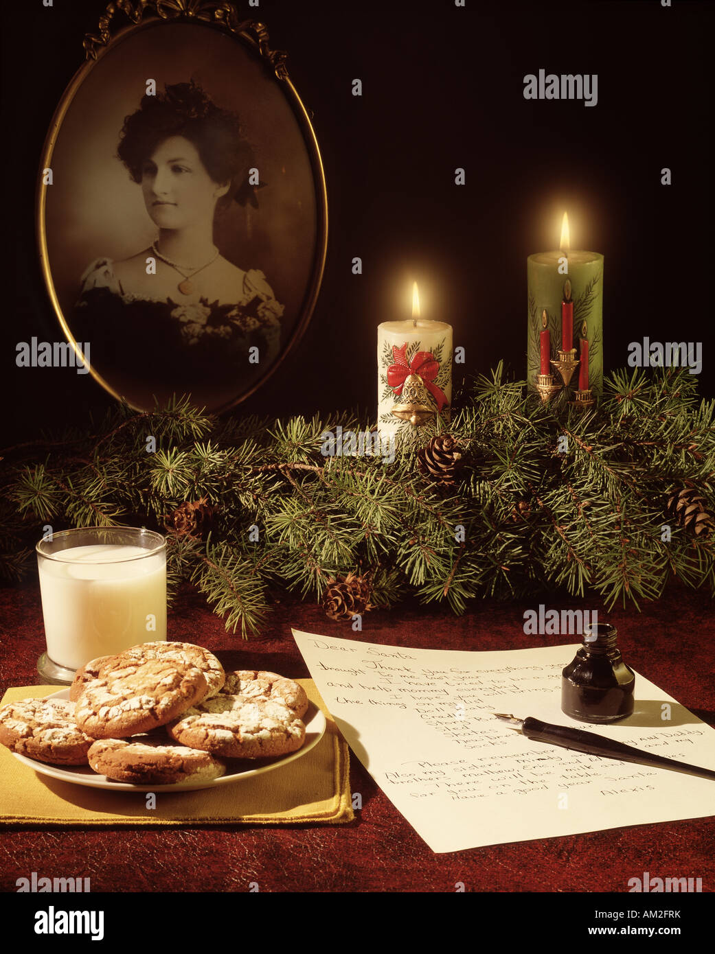 Vigilia di Natale biscotti e latte per Babbo Natale la lista dei desideri di inchiostro della penna candele anticipazione celebrazione retrò antichi sempreverdi pine Foto Stock
