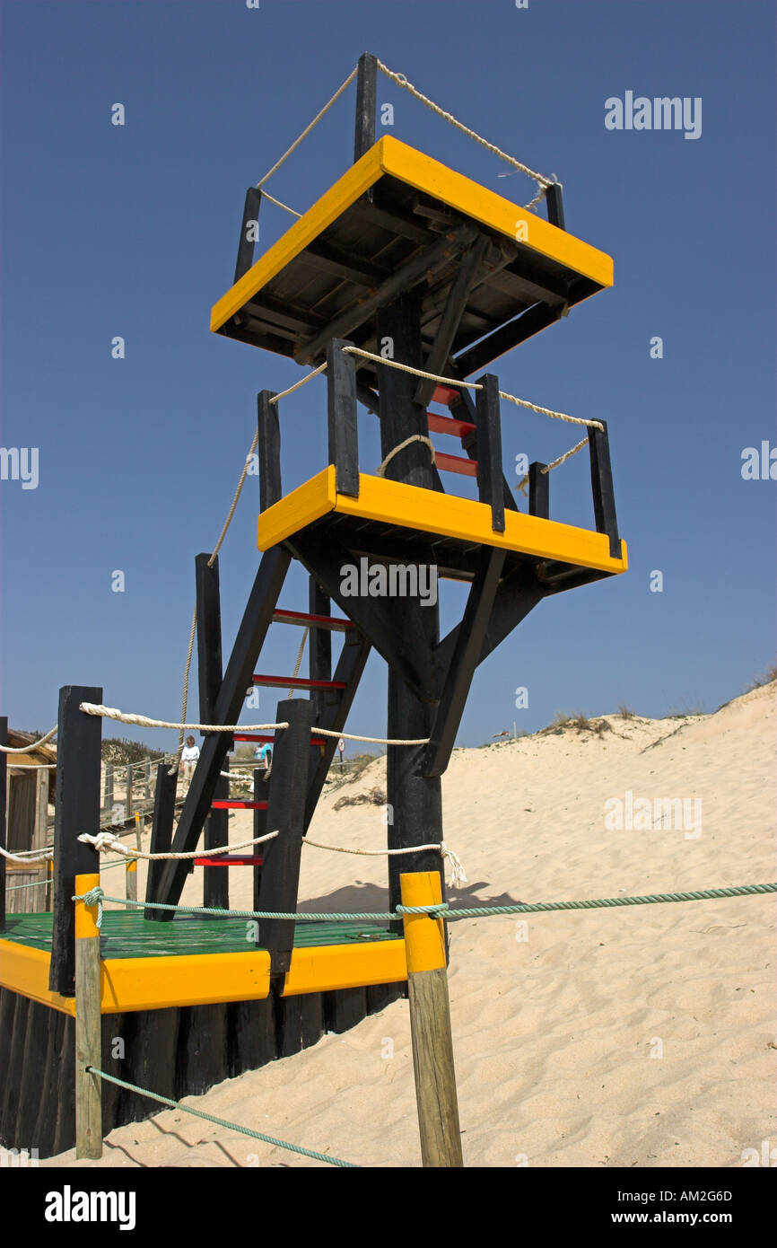 Spiaggia torre bagnino su una spiaggia in Algarve in Portogallo Foto Stock