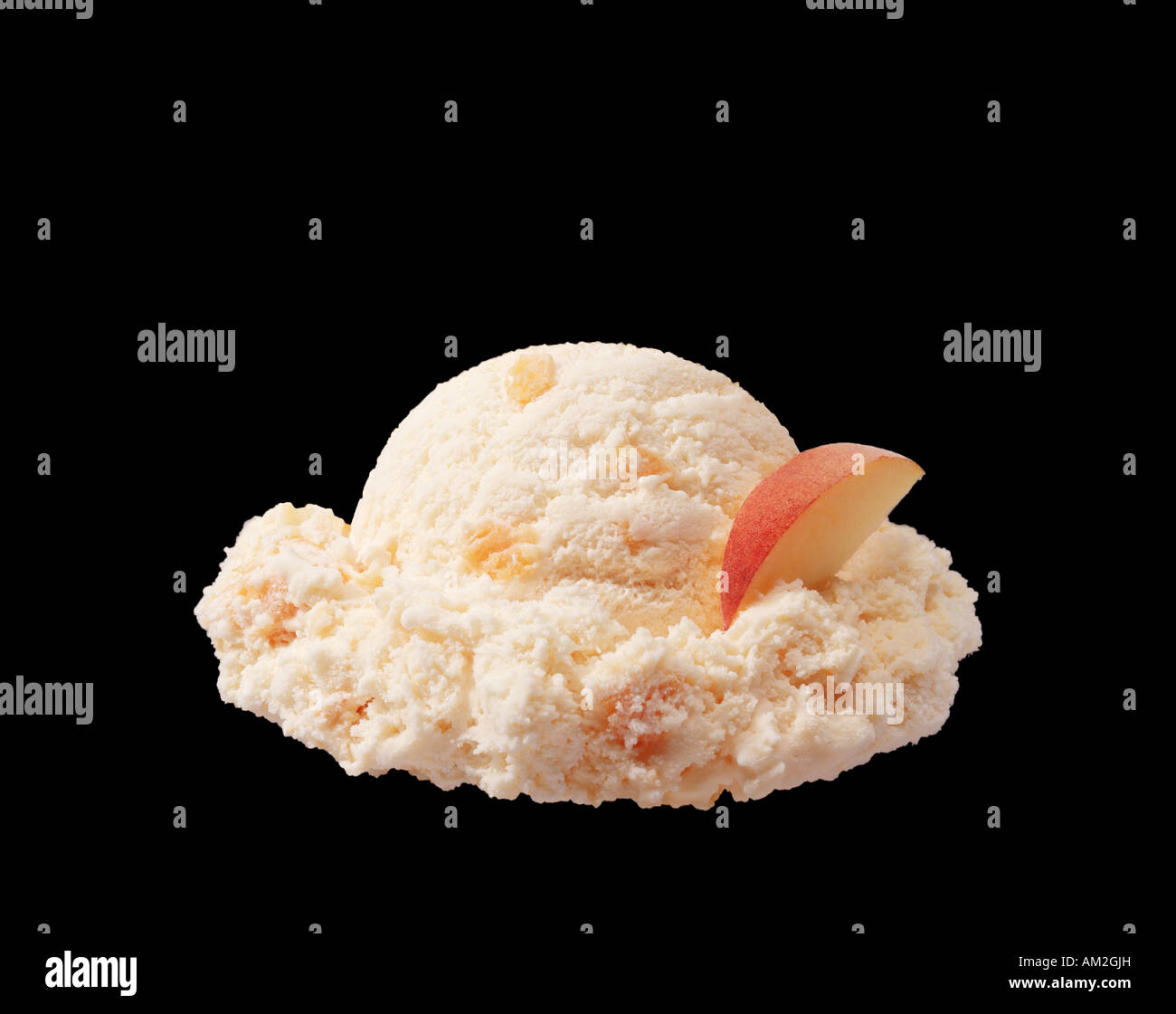 Uno scoop peach gelato con piccola fetta peach sfondo nero copia spazio liscio peachey tettura imballaggio Foto Stock