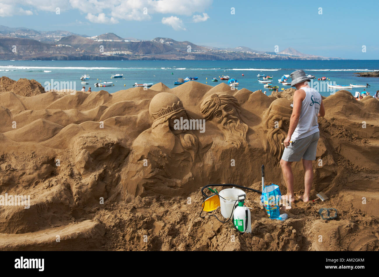 Scultore di sabbia lavorando sulla scena della natività, spiaggia Las Canteras, Gran Canaria, Isole canarie, Spagna, Europa Foto Stock