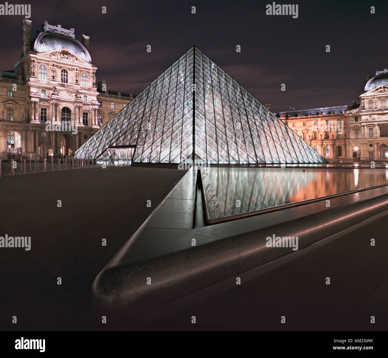 Museo del Louvre e la piramide di notte Foto Stock