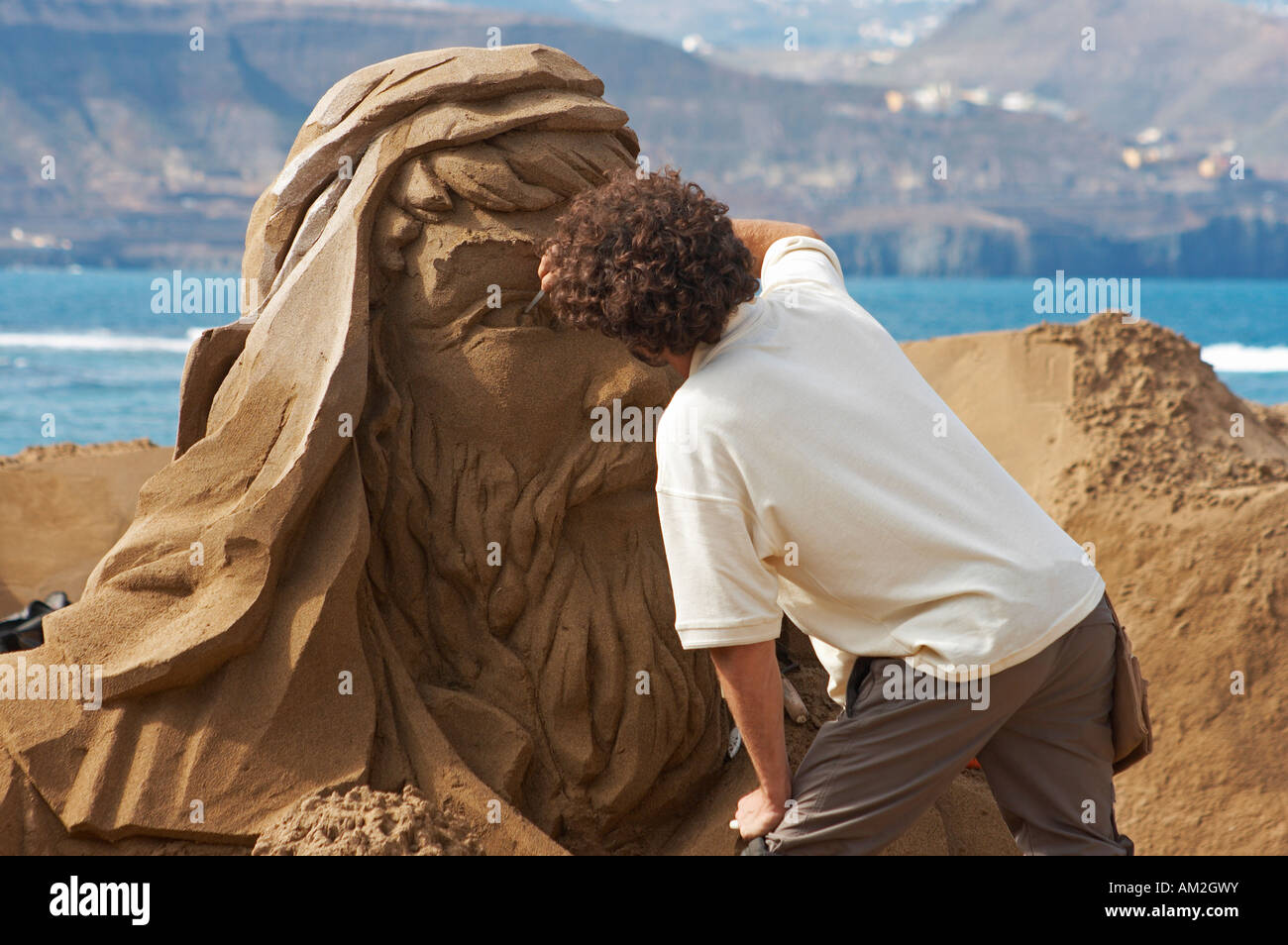 Scultore di sabbia lavorando sulla scena della natività, spiaggia Las Canteras, Gran Canaria, Isole canarie, Spagna, Europa Foto Stock