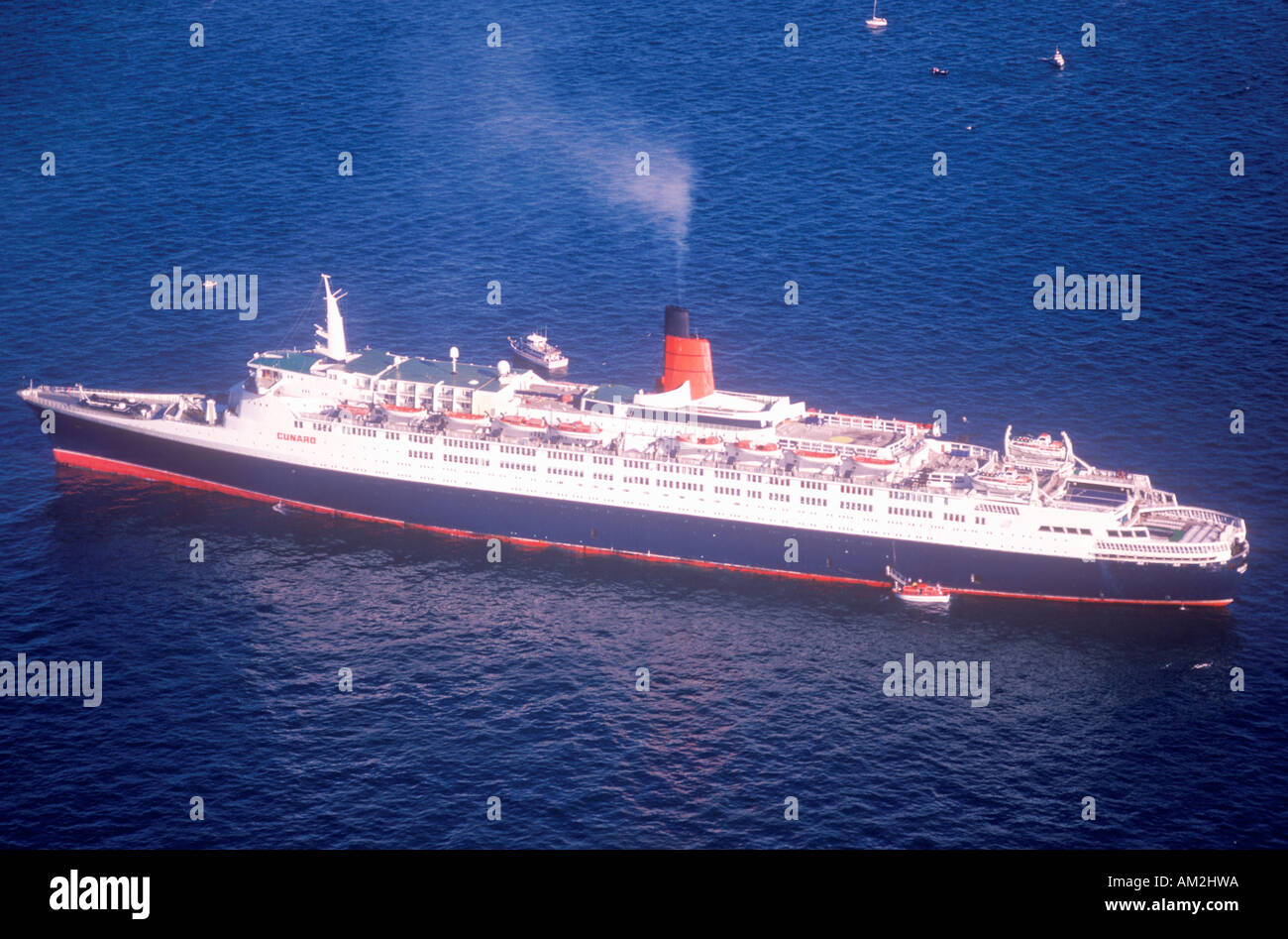 Il QE2 vele nel porto di New York per la Statua della Libertà la celebrazione del centenario Luglio 4 1986 Foto Stock