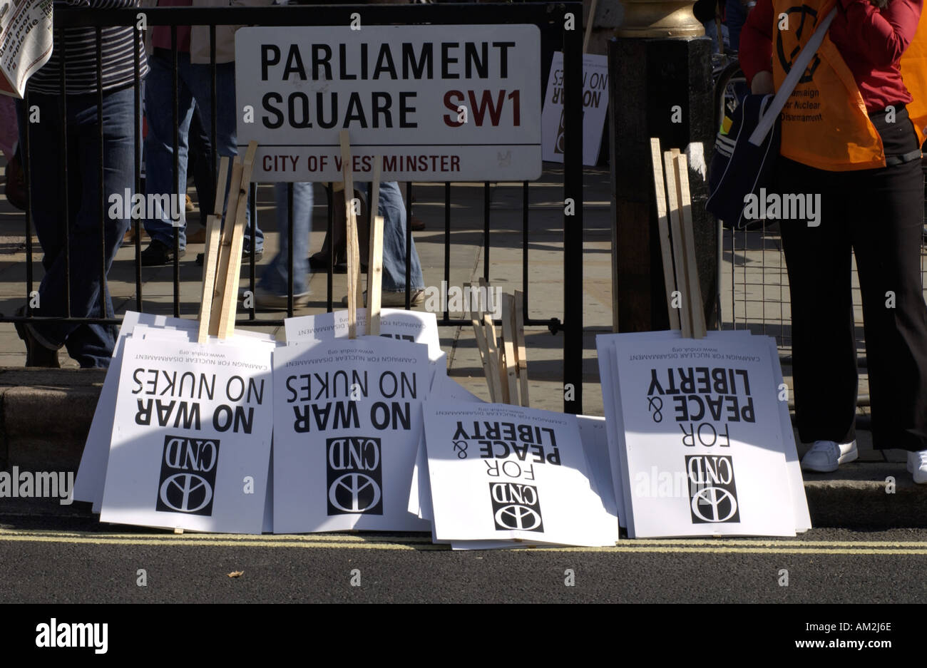 CND CARTELLONI IN PIAZZA DEL PARLAMENTO DI LONDRA John Robertson 24 09 2005 Foto Stock