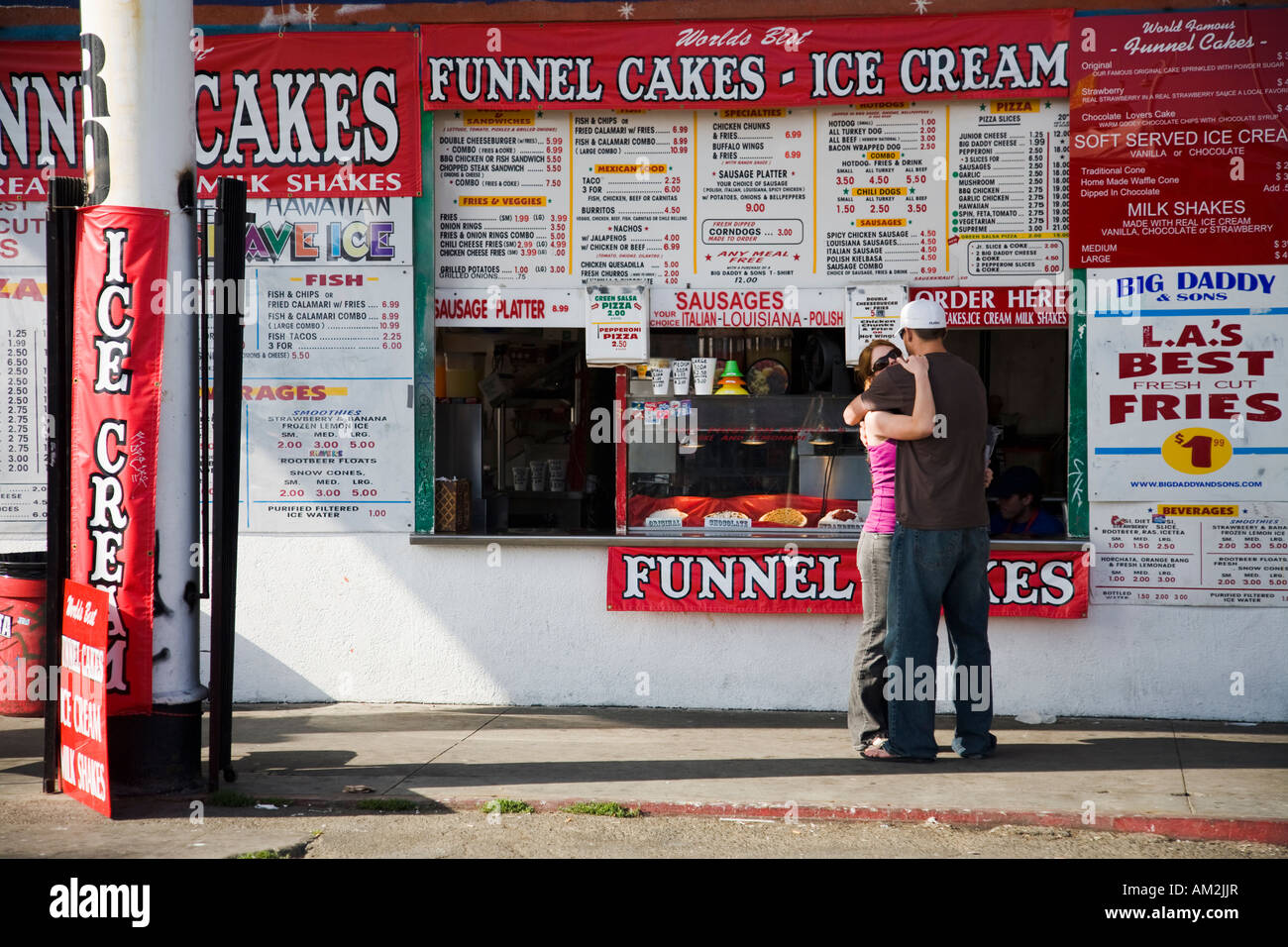 Giovani amanti abbracciare Venice Beach Los Angeles County in California negli Stati Uniti d'America Foto Stock