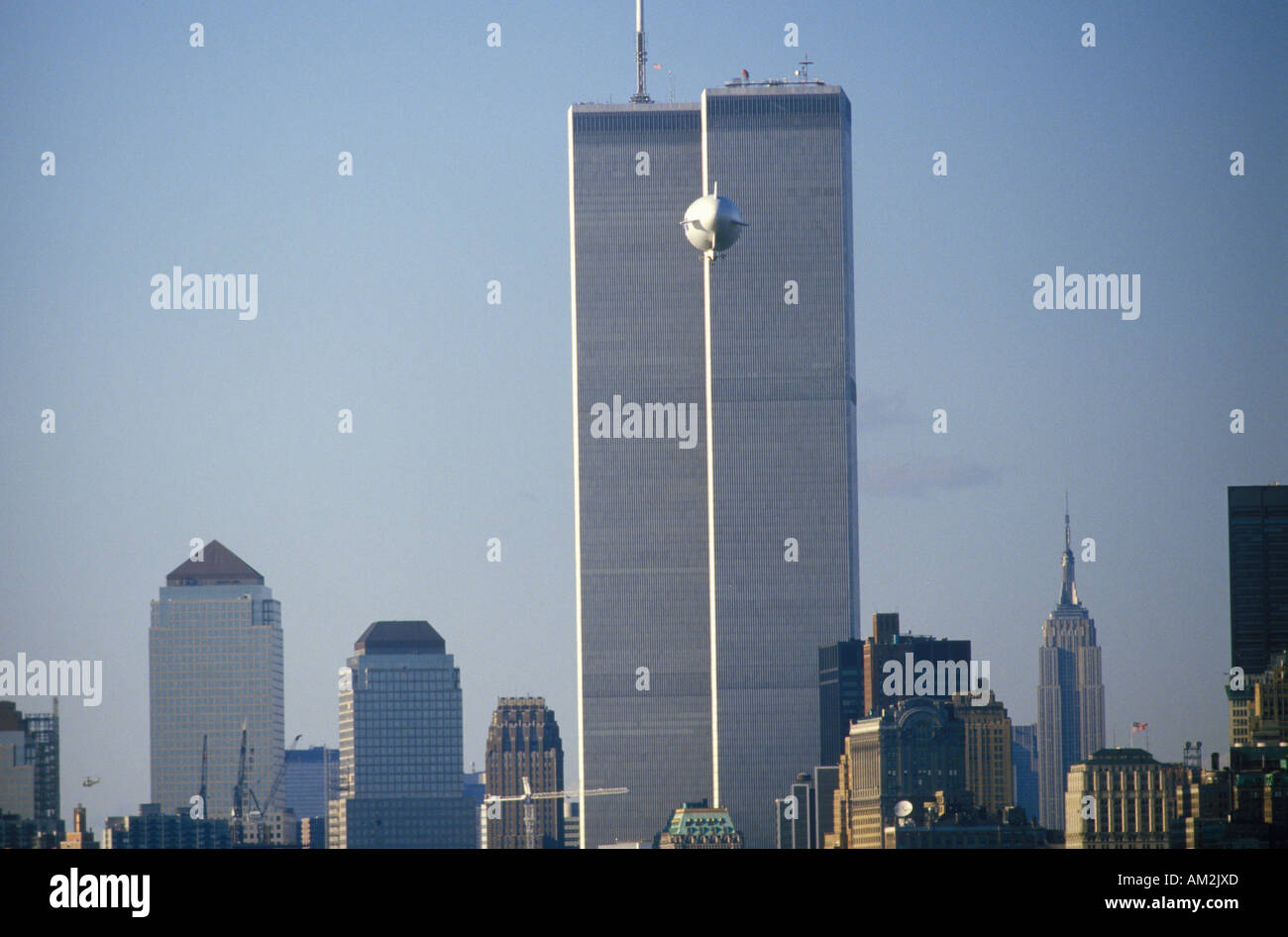 Un blimp volando sopra Manhattan New York Foto Stock