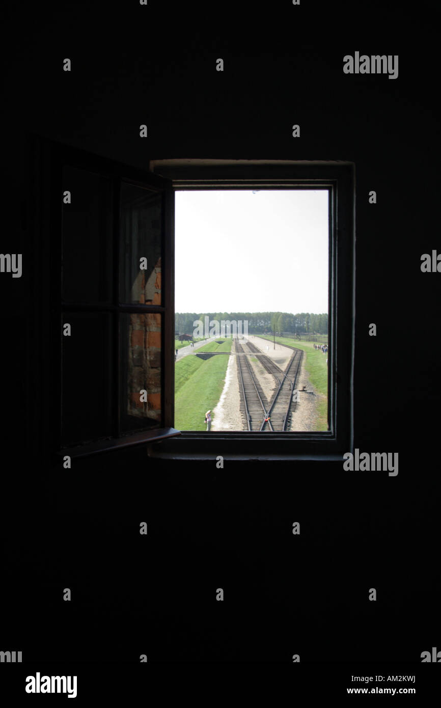 Vista del "rampa" dove i prigionieri sono stati scaricati dalla mitica Torre di Guardia a Birkenau, Auschwitz II, Oswiecim, Polonia. Foto Stock