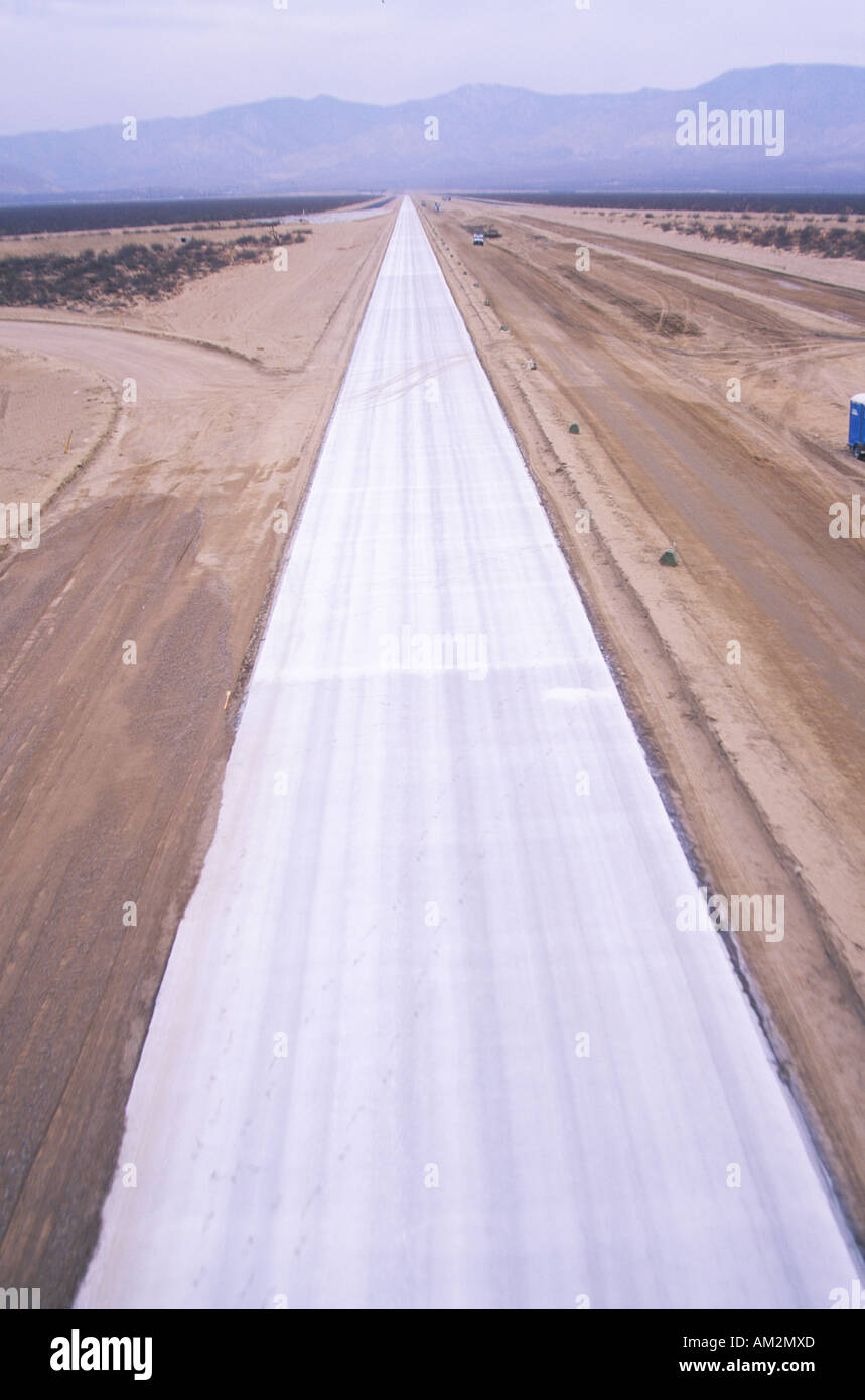 Nuova autostrada in costruzione il Mojave vicino a Lancaster California Foto Stock