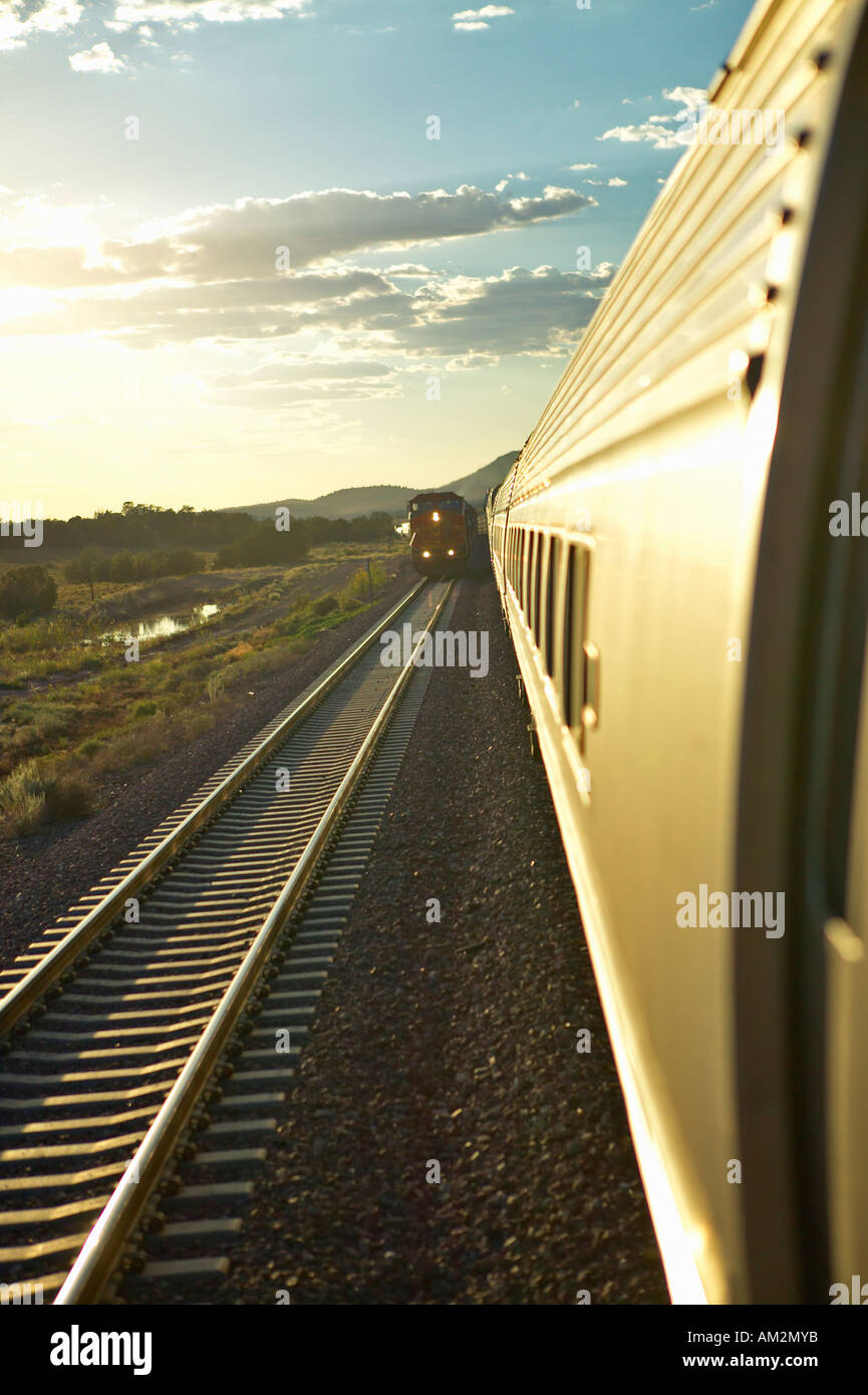 Treni passeggeri che viaggiano nell'Arizona sunset Foto Stock