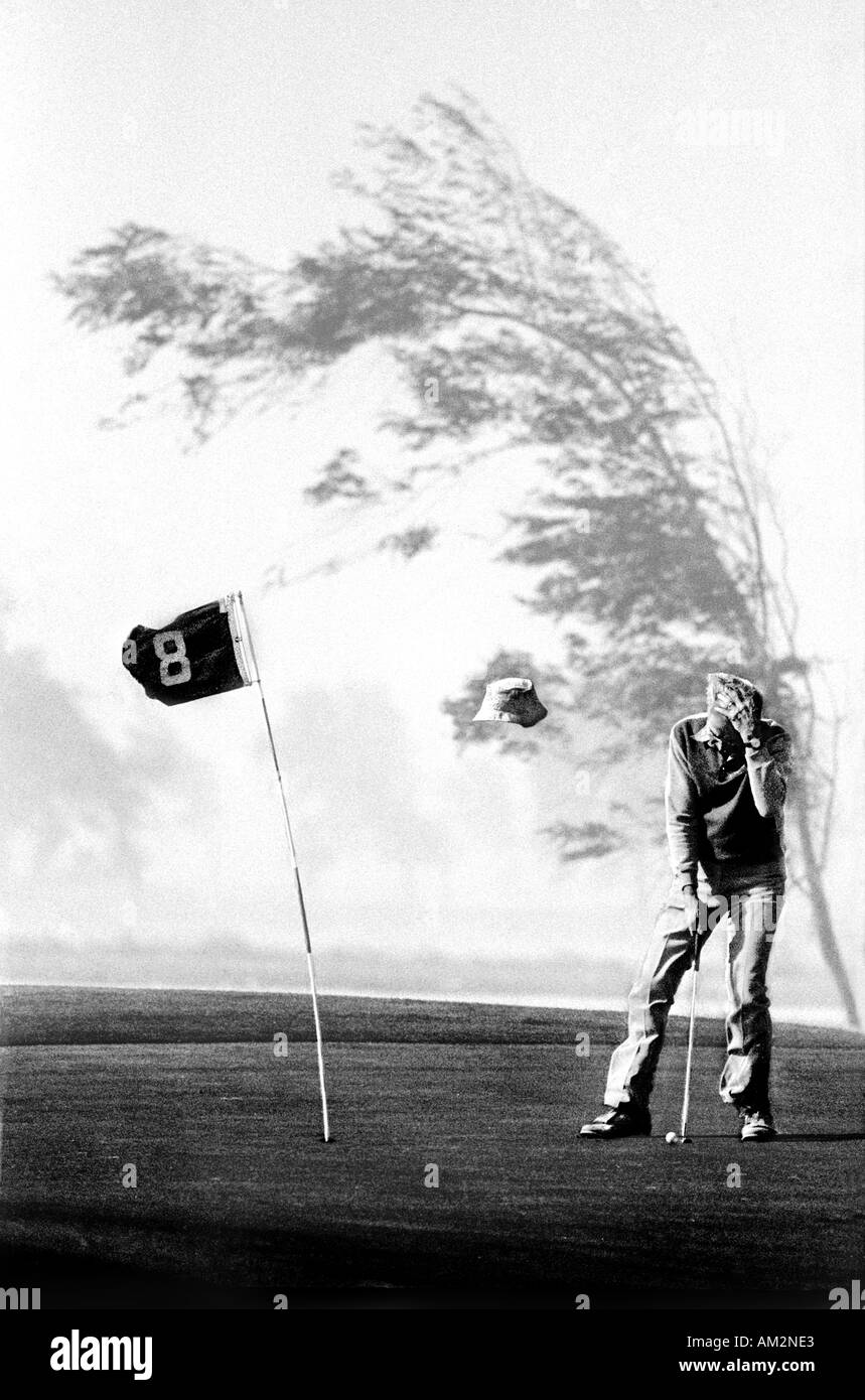 Il vento soffia il cappuccio illustrato nella metà aria non digitalizzata di un determinato giocatore che gioca anche in una tempesta di vento Foto Stock