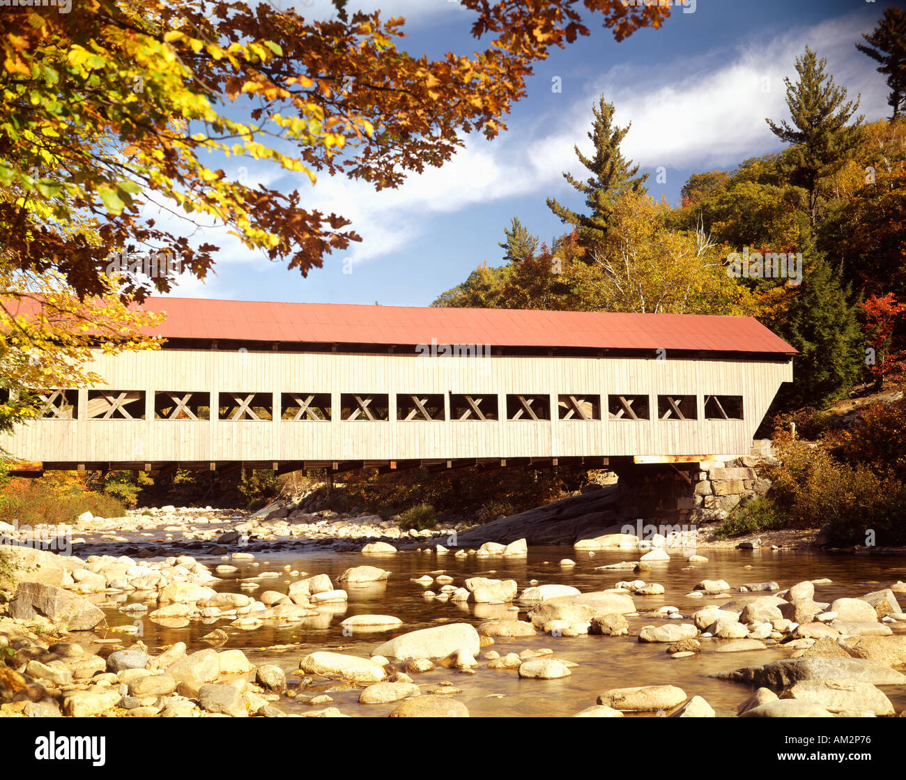 Acqua Swift ponte coperto vicino a North Conway New Hampshire USA Foto Stock