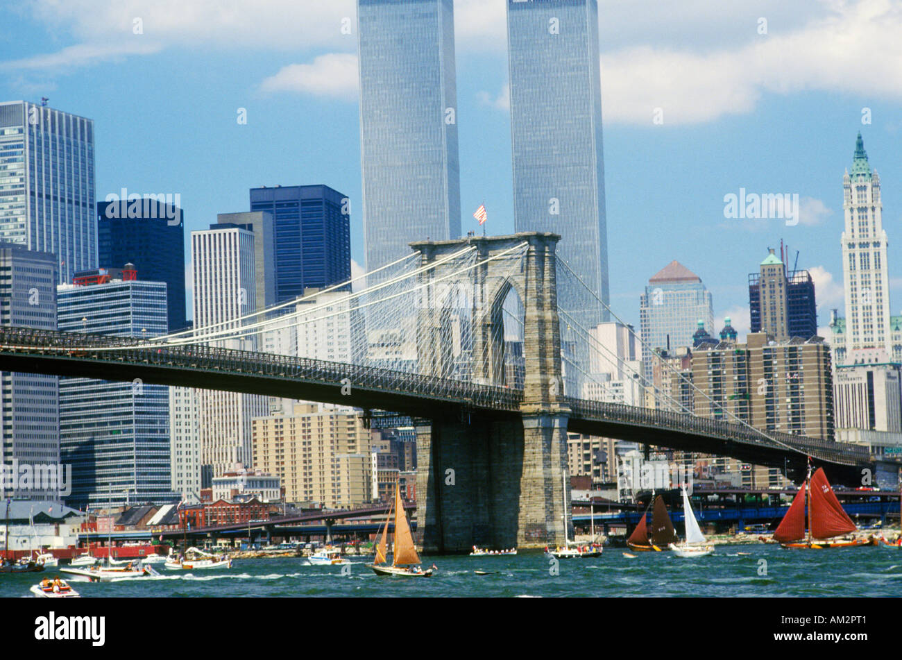 La classe B Tall navi a vela da Wall Street Manhattan per il ponte di Brooklyn a New York Foto Stock