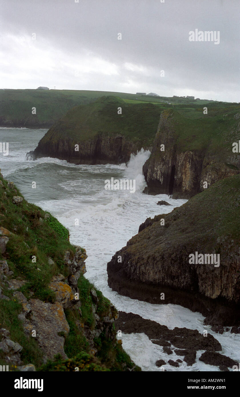 Mare mosso lungo le scogliere calcaree in Pembrokeshire Wales Foto Stock