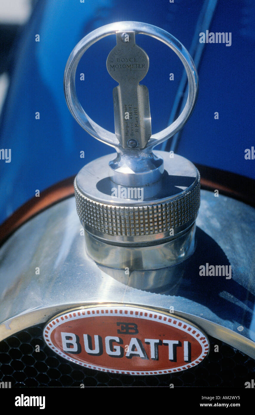 Una chiusura di un ornamento del cofano su un vintage Bugatti Automobile a Laguna Seca Classic Car Show di Carmelo CA Foto Stock