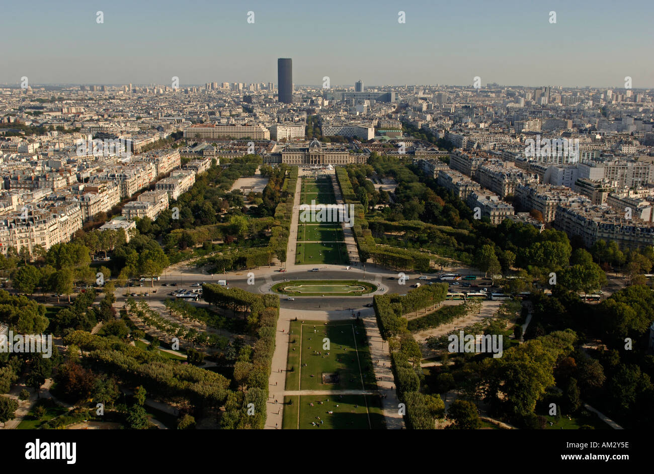 Vista su Champ de Mars e dalla Tour Eiffel Parigi Francia Europa Foto Stock