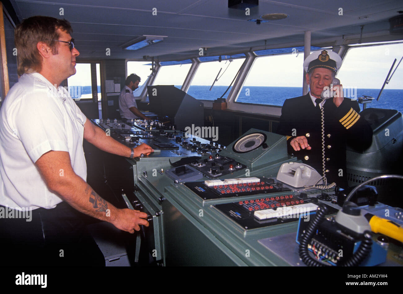 Il capitano del traghetto Bluenose parlando sul ponte telefono mentre un membro di equipaggio naviga la barca Yarmouth Nova Scotia Foto Stock