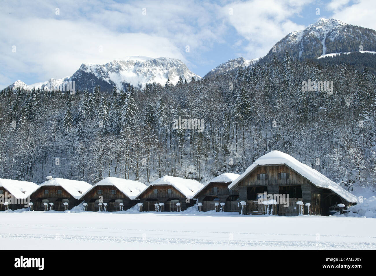 Koenigssee in inverno, boathouse presso il lago ghiacciato, Berchtesgadener Land, Alta Baviera, Germania Foto Stock