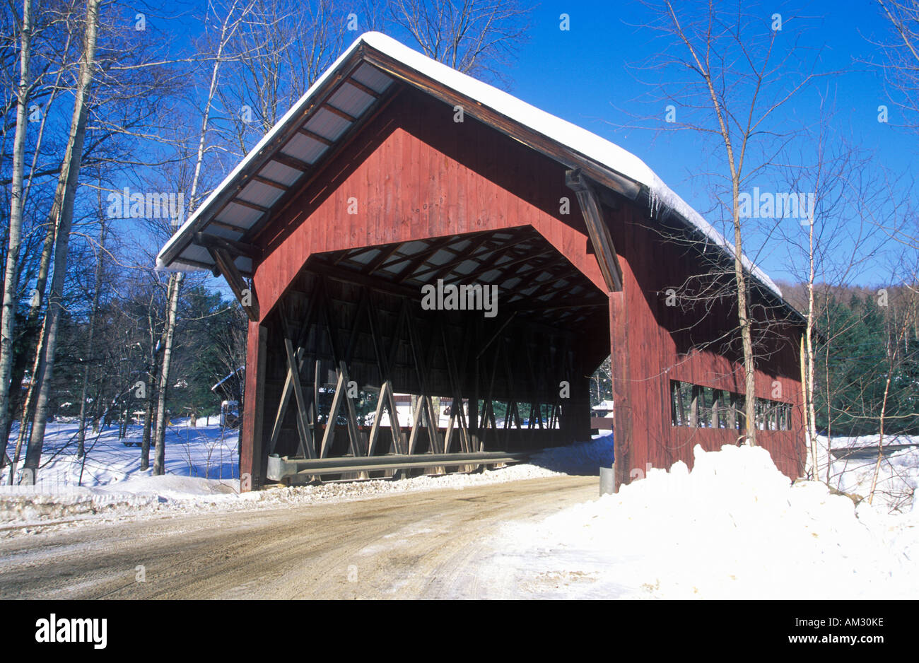 Ponte coperto lungo Brook Road a Stowe Vermont durante l inverno Foto Stock