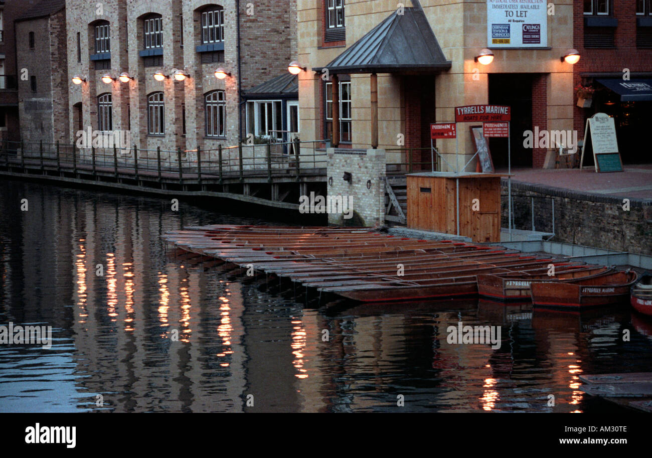 I negozi e i ristoranti di notte in Cambridge ISO elevata Foto Stock