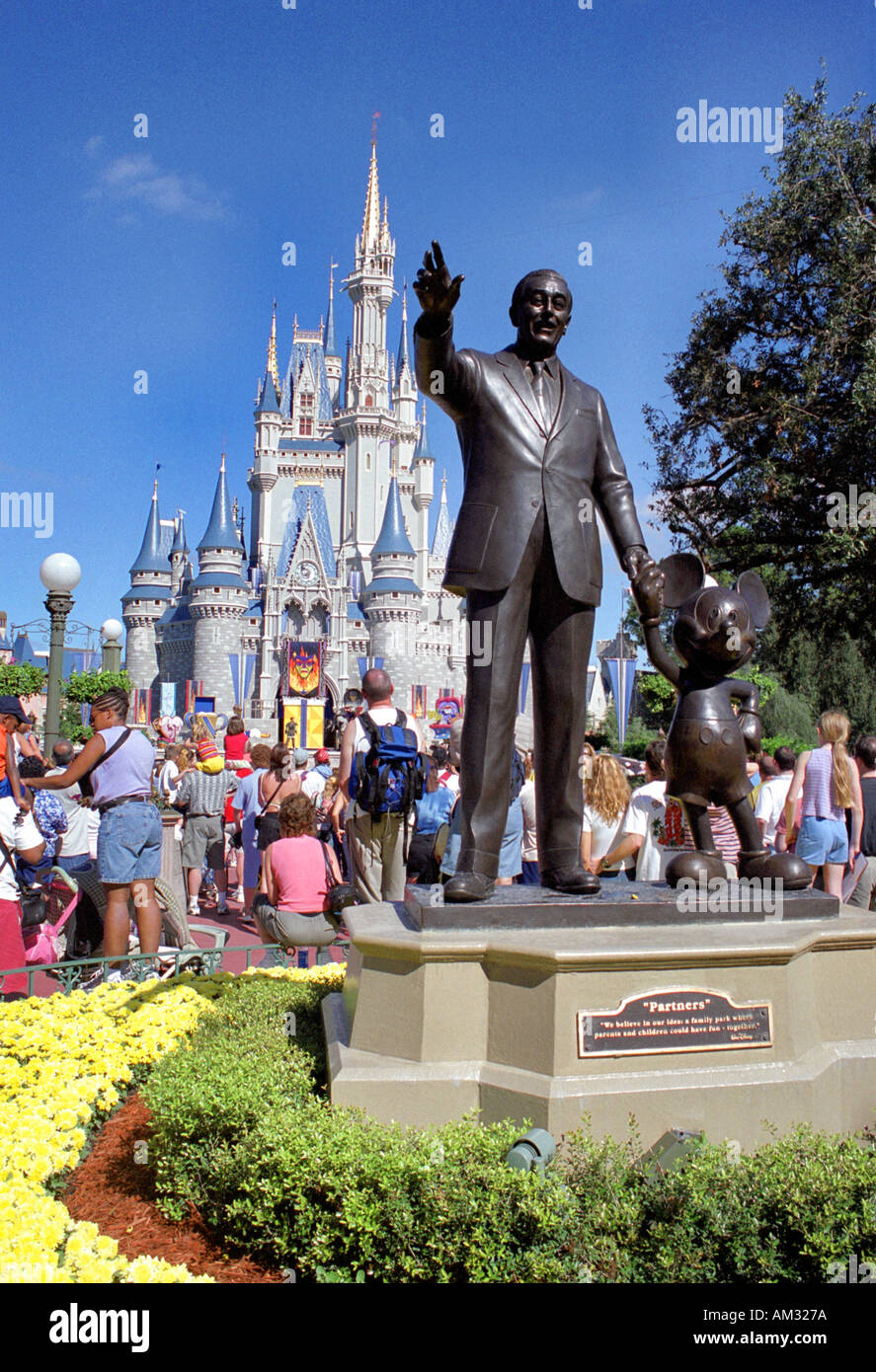 Il castello di Disney e la statua di Walt Disney Magic Kingdom Disneyland Orlando Florida USA Foto Stock
