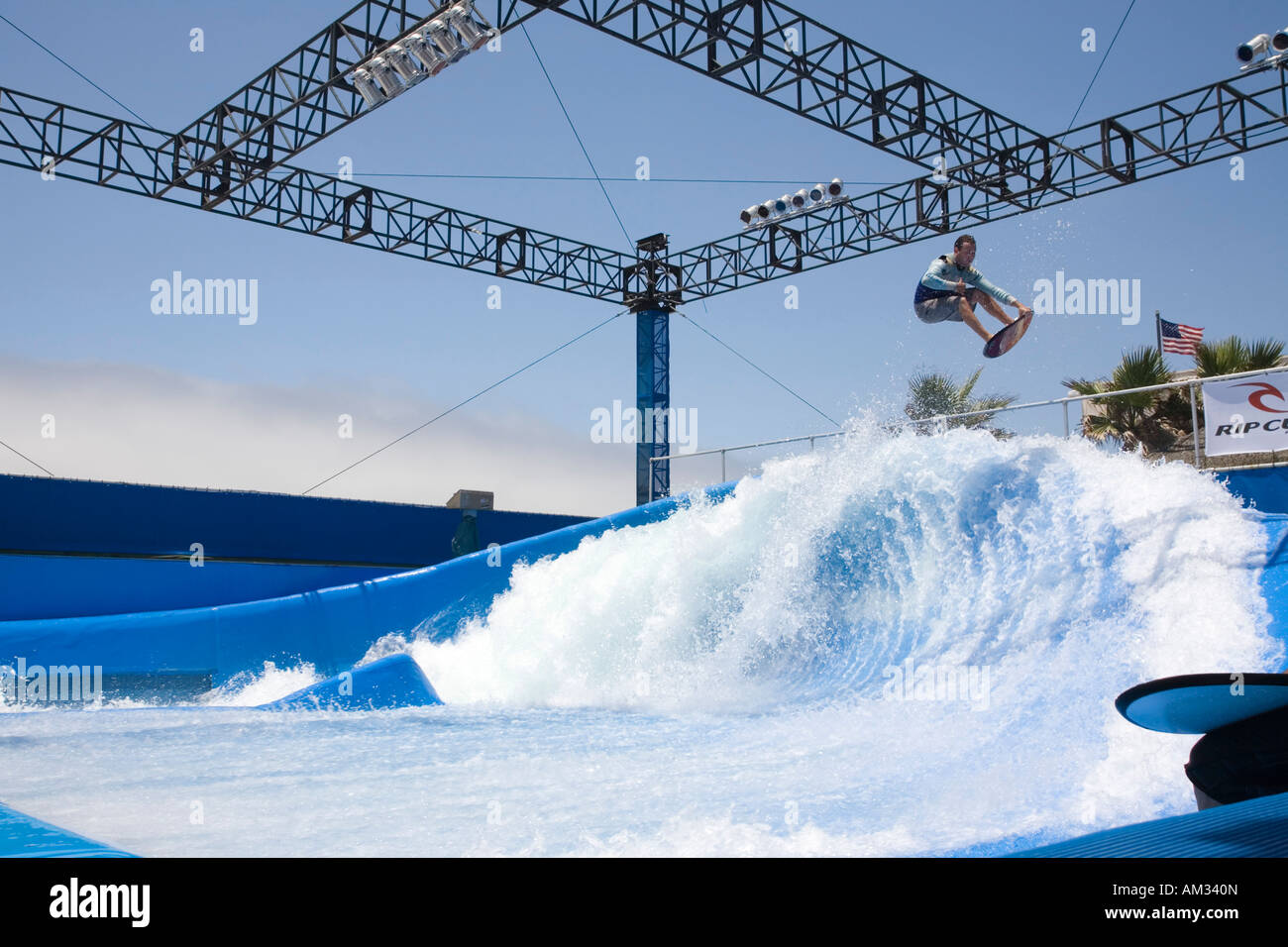 Surfisti sulla macchina dell'onda Mission Beach a San Diego in California Foto Stock