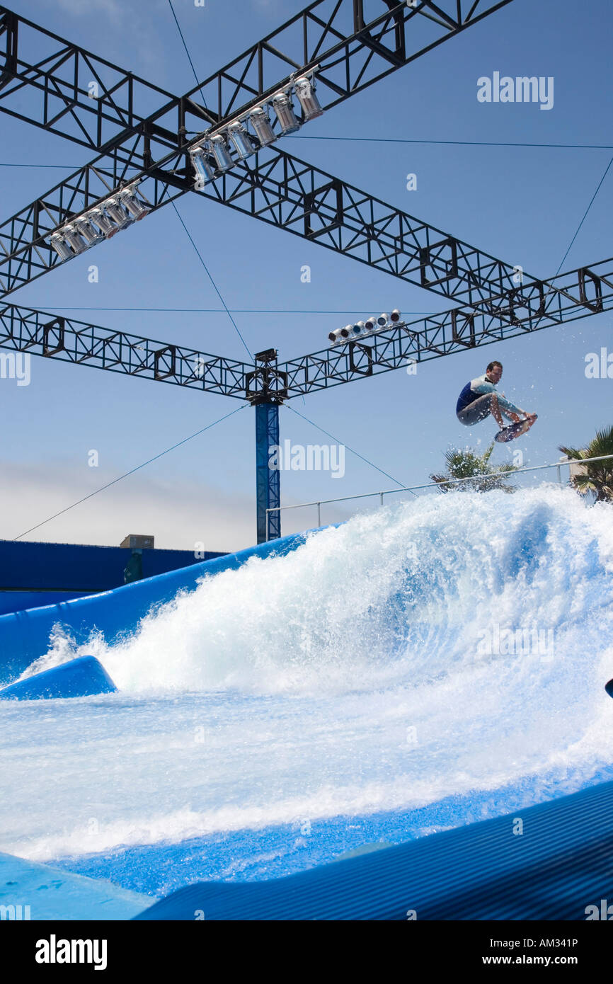 Surfisti sulla macchina dell'onda Mission Beach a San Diego in California Foto Stock