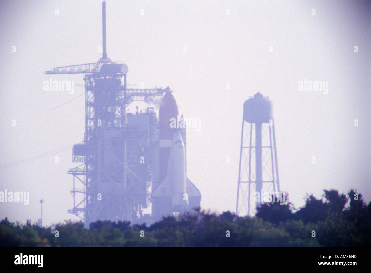 Lo space shuttle Discovery sulla rampa di lancio il Kennedy Space Center di Cape Canaveral FL Foto Stock