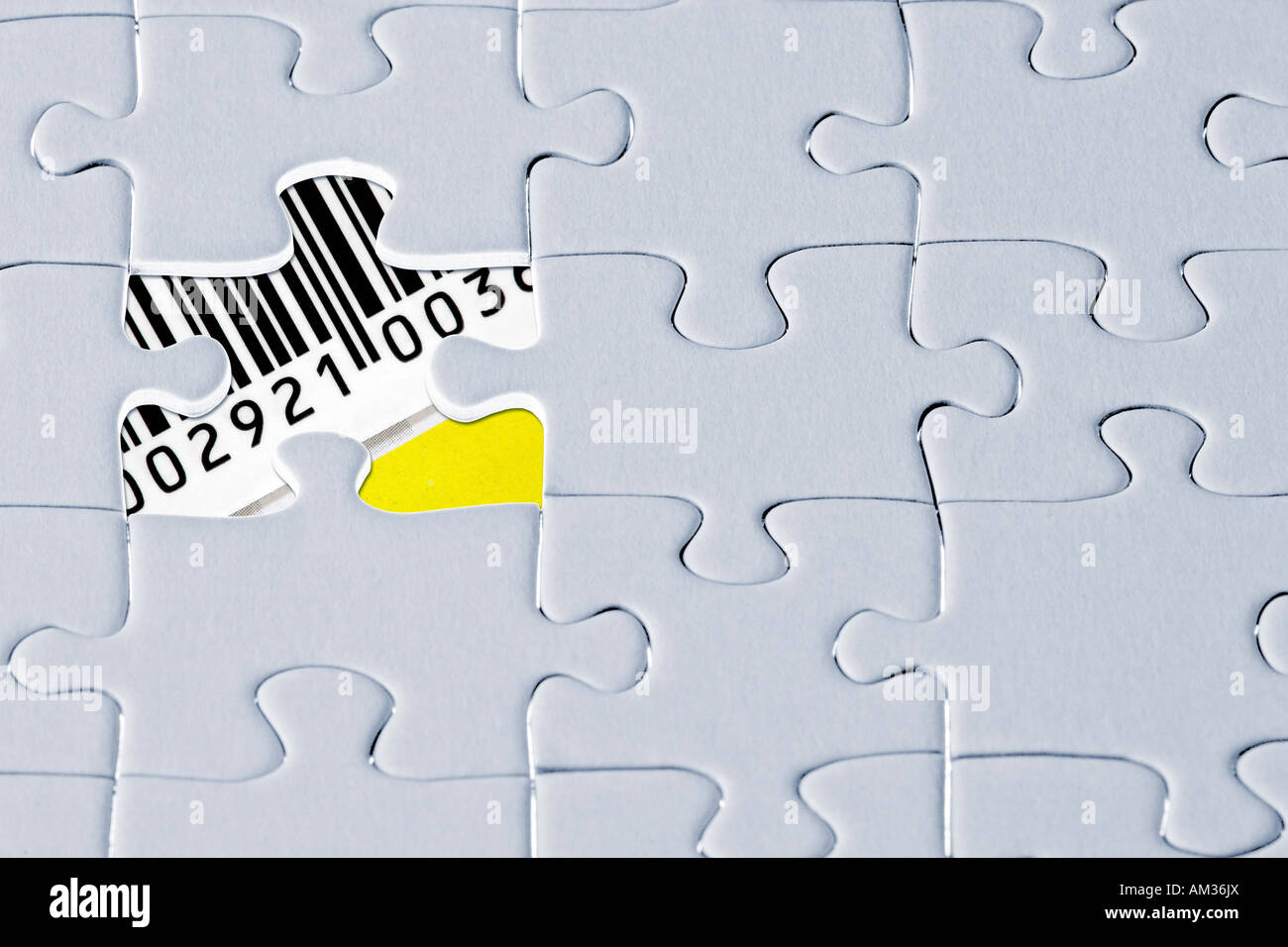 Puzzle, l'ultimo pezzo mancante rivelando un codice a barre con i numeri Foto Stock