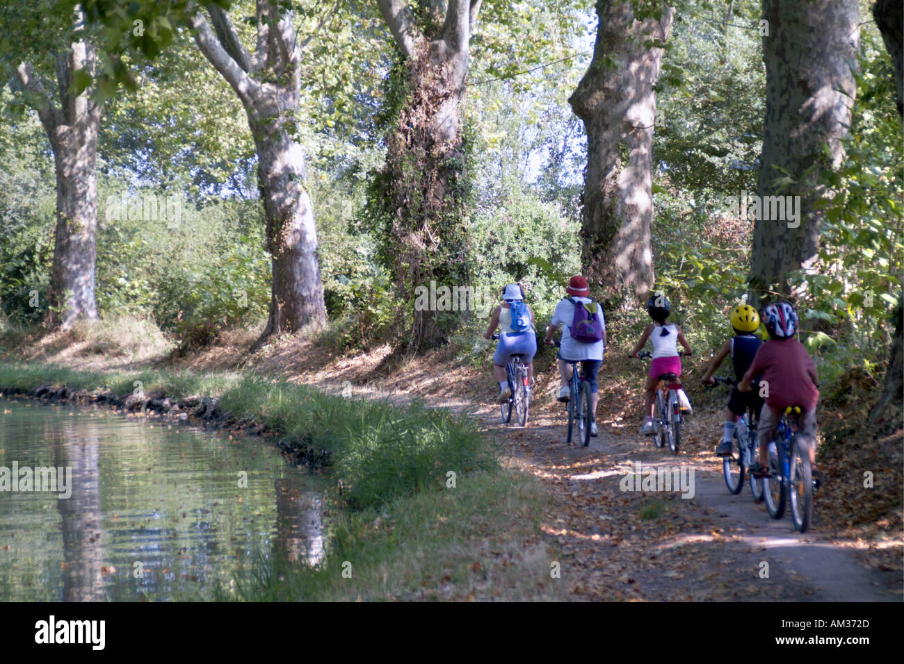 In Francia nei pressi di Carcassonne famiglia Mountain Bike sul Canal Du Midi banche Foto Stock